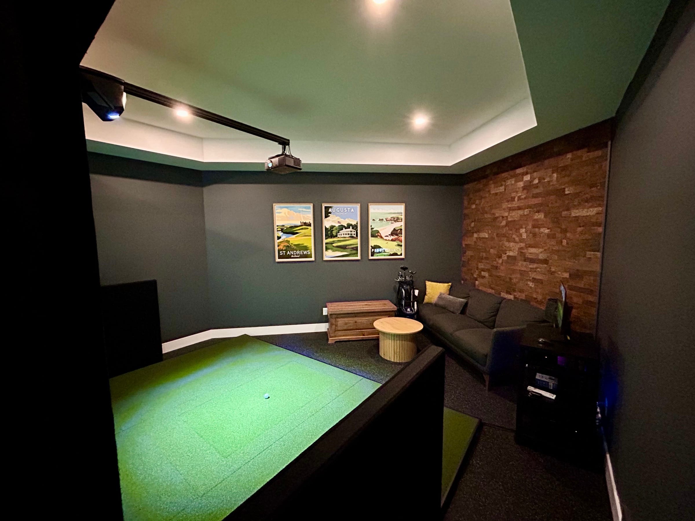 Dedicated golf room with stone accent wall